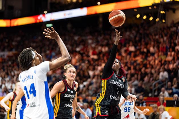 Alexis Peterson (Deutschland, 01) beim Korbleger, Dominique Malonga (Frankreich, 14), GER, Frankreich vs. Deutschland, Basketball, FIBA Women s World Cup 2026, Halbfinale, 12.09.2026 GER, Frankreich vs. Deutschland, Basketball, FIBA Women s World Cup 2026, Halbfinale, 12.09.2026 Berlin Copyright: xEibner-Pressefoto MaxxVincenx EP_MVN