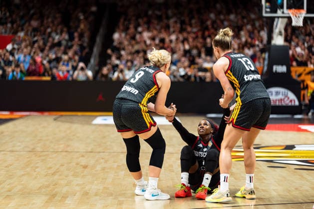 Alexis Peterson (Deutschland, 01) am Boden, Emma Eichmeyer (Deutschland, 09) und Leonie Fiebich (Deutschland, 13) helfen hoch, GER, Frankreich vs. Deutschland, Basketball, FIBA Women s World Cup 2026, Halbfinale, 12.09.2026 GER, Frankreich vs. Deutschland, Basketball, FIBA Women s World Cup 2026, Halbfinale, 12.09.2026 Berlin Copyright: xEibner-Pressefoto MaxxVincenx EP_MVN