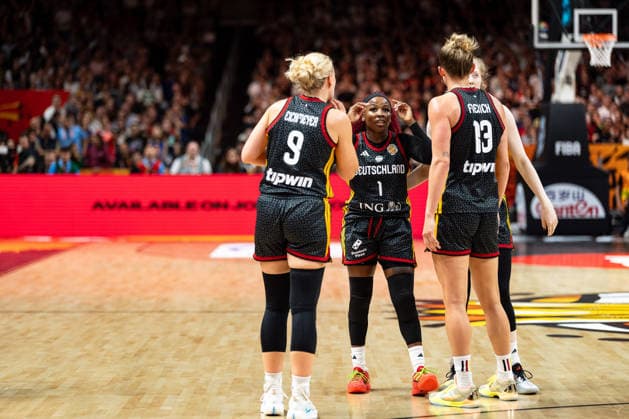 deutsche Mannschaft beim Huddle, Emma Eichmeyer (Deutschland, 09), Alexis Peterson (Deutschland, 01), Leonie Fiebich (Deutschland, 13), Frieda Buehner (Deutschland, 20), GER, Frankreich vs. Deutschland, Basketball, FIBA Women s World Cup 2026, Halbfinale, 12.09.2026 GER, Frankreich vs. Deutschland, Basketball, FIBA Women s World Cup 2026, Halbfinale, 12.09.2026 Berlin Copyright: xEibner-Pressefoto MaxxVincenx EP_MVN