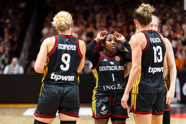 deutsche Mannschaft beim Huddle, Emma Eichmeyer (Deutschland, 09), Alexis Peterson (Deutschland, 01), Leonie Fiebich (Deutschland, 13), Frieda Buehner (Deutschland, 20), GER, Frankreich vs. Deutschland, Basketball, FIBA Women s World Cup 2026, Halbfinale, 12.09.2026 GER, Frankreich vs. Deutschland, Basketball, FIBA Women s World Cup 2026, Halbfinale, 12.09.2026 Berlin Copyright: xEibner-Pressefoto MaxxVincenx EP_MVN