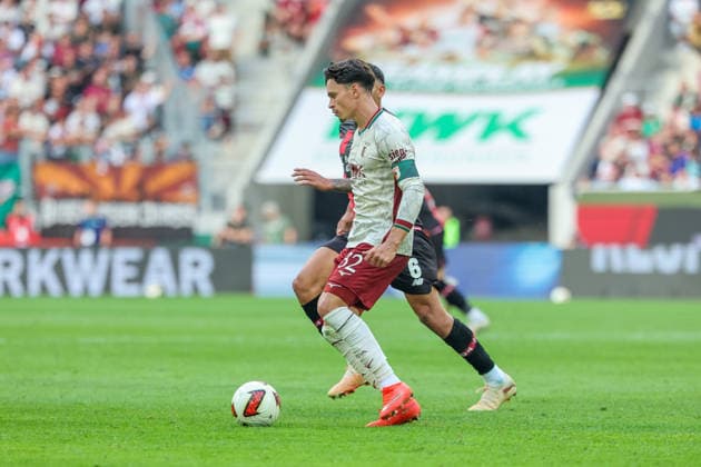 Fabian Rieder (FC Augsburg, 32) mit Ezequiel Fernandez (Bayer 04 Leverkusen, 06), GER, FC Augsburg vs. Bayer 04 Leverkusen, Fussball, Bundesliga, 3. Spieltag, Saison 2026 2027, 12.09.2026, DFL DFB REGULATIONS PROHIBIT ANY USE OF PHOTOGRAPHS as IMAGE SEQUENCES and or QUASI-VIDEO, GER, FC Augsburg vs. Bayer 04 Leverkusen, Fussball, Bundesliga, 3. Spieltag, Saison 2026 2027, 12.09.2026 Augsburg *** Fabian Rieder, FC Augsburg, 32, with Ezequiel Fernandez, Bayer 04 Leverkusen, 06, GER, FC Augsburg vs. Bayer 04 Leverkusen, Soccer, Bundesliga, Matchday 3, 2026–2027 Season, September 12, 2026, DFL and DFB regulations prohibit any use of photographs as image sequences and or quasi-video, GER, FC Augsburg vs. Bayer 04 Leverkusen, soccer, Bundesliga, Matchday 3, 2026–2027 season, September 12, 2026, Augsburg Copyright: xEibner-Pressefoto JennixMaulx EP_JML