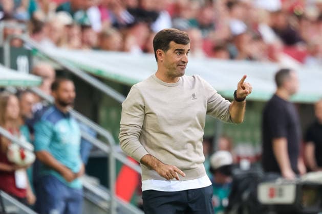 Carles Martinez (Bayer 04 Leverkusen, Chef-Trainer) gestikuliert, Gesten, Gestik, GER, FC Augsburg vs. Bayer 04 Leverkusen, Fussball, Bundesliga, 3. Spieltag, Saison 2026 2027, 12.09.2026, DFL DFB REGULATIONS PROHIBIT ANY USE OF PHOTOGRAPHS as IMAGE SEQUENCES and or QUASI-VIDEO, GER, FC Augsburg vs. Bayer 04 Leverkusen, Fussball, Bundesliga, 3. Spieltag, Saison 2026 2027, 12.09.2026 Augsburg *** Carles Martinez, head coach of Bayer 04 Leverkusen, gesturing; gestures; GER; FC Augsburg vs. Bayer 04 Leverkusen; soccer; Bundesliga; Matchday 3; 2026–2027 season; September 12, 2026; DFL and DFB regulations prohibit any use of photographs as image sequences and or quasi-video, GER, FC Augsburg vs. Bayer 04 Leverkusen, soccer, Bundesliga, Matchday 3, 2026–2027 season, September 12, 2026, Augsburg Copyright: xEibner-Pressefoto JennixMaulx EP_JML