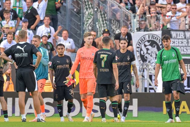 Team Borussia Moenchengladbach nach der Niederlage in Freiburg mit Kevin Stoeger (Borussia Moenchengladbach, 07) und seinen Spielern. GER, SC Freiburg vs Bor. Moenchengladbach, Fussball, Bundesliga, 3. Spieltag, Saison 2026 2027, 12.09.2026 DFL DFB REGULATIONS PROHIBIT ANY USE OF PHOTOGRAPHS AS IMAGE SEQUENCES AND OR QUASI-VIDEO GER, SC Freiburg vs Bor. Moenchengladbach, Fussball, Bundesliga, 3. Spieltag, Saison 2026 2027, 12.09.2026 Freiburg *** Borussia Mönchengladbach team after the loss in Freiburg with Kevin Stoeger, Borussia Mönchengladbach, 07, and his players, GER, SC Freiburg vs. Borussia Mönchengladbach, soccer, Bundesliga, Matchday 3, 2026–2027 season, September 12, 2026 DFL DFB regulations prohibit any use of photographs as image sequences and or quasi-video GER, SC Freiburg vs. Borussia Mönchengladbach, Soccer, Bundesliga, Matchday 3, 2026–2027 season, September 12, 2026, Freiburg Copyright: xEibner-Pressefotox EP_THS