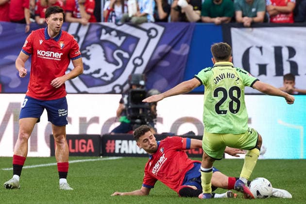 LaLiga EASports 2026 27 CA Osasuna v RCD Espanyol Kike Barja (11. OSA) (L) makes a tackle on Javi Hernandez (28. ESP) (R) during the LaLiga EA Sports match between CA Osasuna and RCD Espanyol played at El Sadar in Pamplona. Abel Bretones (23. OSA) is also visible in the image. Credit: Inigo Alzugaray Agencia LOF Pamplona LaLiga EASports 2026 27 CA Osasuna v RCD Espanyol