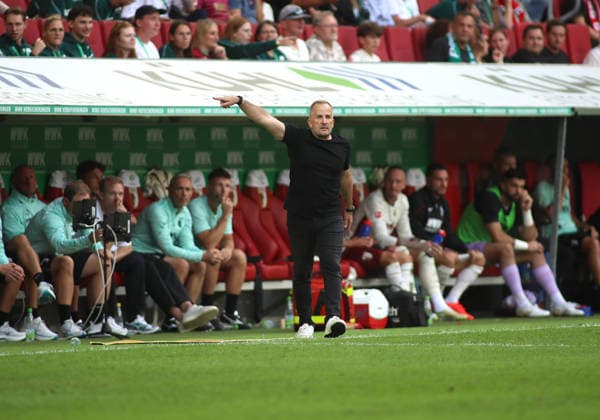 Fussball, Herren, Saison 2026 2027, FC Augsburg - Bayer 04 Leverkusen, Bundesliga, WWK Arena Manuel Baum, Trainer (FC Augsburg) an der Seitenlinie stehend, anfeuernd, hebt den rechten Arm DFL DFB regulations prohibit any use of photographs as image sequences and or quasi-video *** Soccer, Men s, 2026–2027 Season, FC Augsburg vs. Bayer 04 Leverkusen, Bundesliga, WWK Arena; Manuel Baum, FC Augsburg coach, standing on the sideline, cheering, raises his right arm. DFL and DFB regulations prohibit any use of photographs as image sequences and or quasi-video.