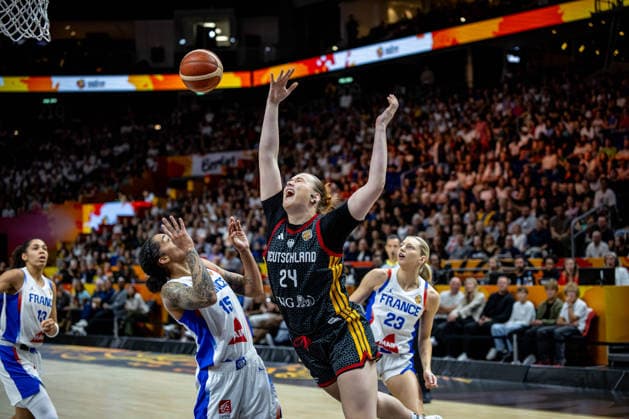 Basketball Berlin 12.09.2026 FIBA Women™s Basketball World Cup Germany 2026 Halbfinale Semifinal Frankreich (FRA) - Deutschland (GER) Lina Sontag (Deutschland, No.24) JOHANNES Marine (Frankreich, No.23) WILLIAMS Gabby (Frankreich, No.15)