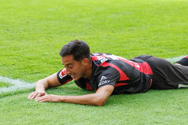 Lucas Vazquez (17, Bayer 04 Leverkusen) liegt auf dem Boden beim Spiel zwischen FC Augsburg v Bayer 04 Leverkusen, Fussball, Herren, Bundesliga, 2026 2027, 3.Spieltag am 12.09.2026 in Augsburg, WWK ARENA. DFL and DFB regulations prohibit any use of photographs as image sequences and or quasi-video. Bayern Deutschland *** Lucas Vázquez, 17, of Bayer 04 Leverkusen lies on the ground during the match between FC Augsburg and Bayer 04 Leverkusen, soccer, men s, Bundesliga, 2026–2027, Matchday 3 on September 12, 2026, in Augsburg, WWK ARENA. DFL and DFB regulations prohibit any use of photographs as image sequences and or quasi-video. Bavaria, Germany