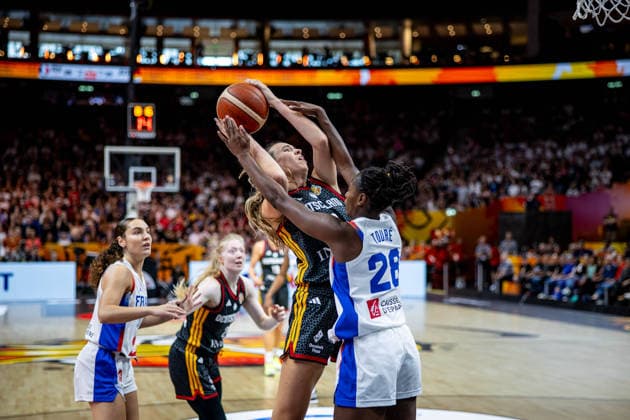 Basketball Berlin 12.09.2026 FIBA Women™s Basketball World Cup Germany 2026 Halbfinale Semifinal Frankreich (FRA) - Deutschland (GER) Emily Bessoir (Deutschland, No.22) TOURE Migna (Frankreich, No.28)