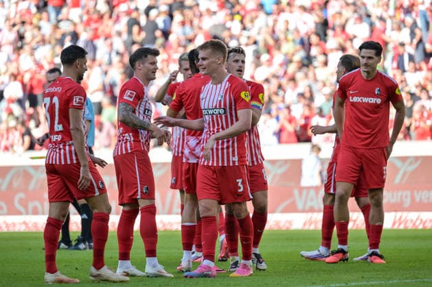 Vincenzo Grifo (SC Freiburg, 32), Lukas Kuebler (SC Freiburg, 17), Philipp Lienhart (SC Freiburg, 03), Maximilian Eggestein (SC Freiburg, 08), Igor Matanovic (SC Freiburg, 31) nach Spielende. GER, SC Freiburg vs Bor. Moenchengladbach, Fussball, Bundesliga, 3. Spieltag, Saison 2026 2027, 12.09.2026 DFL DFB REGULATIONS PROHIBIT ANY USE OF PHOTOGRAPHS AS IMAGE SEQUENCES AND OR QUASI-VIDEO GER, SC Freiburg vs Bor. Moenchengladbach, Fussball, Bundesliga, 3. Spieltag, Saison 2026 2027, 12.09.2026 Freiburg *** Vincenzo Grifo, SC Freiburg, 32, Lukas Kübler, SC Freiburg, 17, Philipp Lienhart, SC Freiburg, 03, Maximilian Eggestein SC Freiburg, 08, Igor Matanovic SC Freiburg, 31 after the end of the match GER, SC Freiburg vs. Borussia Mönchengladbach, Soccer, Bundesliga, Matchday 3, 2026–2027 Season, September 12, 2026 DFL DFB regulations prohibit any use of photographs as image sequences and or quasi-video GER, SC Freiburg vs. Borussia Mönchengladbach, soccer, Bundesliga, Matchday 3, 2026–2027 season, September 12, 2026, Freiburg Copyright: xEibner-Pressefotox EP_THS