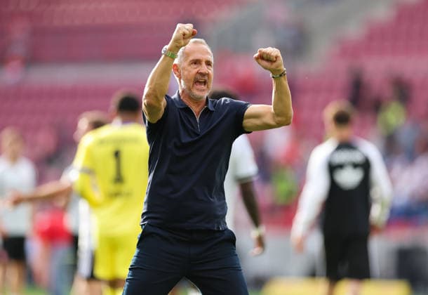 12.09.2026, Fussball Bundesliga, 1. FSV Mainz 05 - Eintracht Frankfurt, v.l., Trainer Adi Hütter (Eintracht Frankfurt) jubelnd bejubelt jubelt jubeln celebrate DFL DFB REGULATIONS PROHIBIT ANY USE OF PHOTOGRAPHS AS IMAGE SEQUENCES AND OR QUASI-VIDEO. xdcx *** September 12, 2026, Bundesliga, 1 FSV Mainz 05 vs. Eintracht Frankfurt, from left, Coach Adi Hütter of Eintracht Frankfurt cheering, celebrating, DFL DFB REGULATIONS PROHIBIT ANY USE OF PHOTOGRAPHS AS IMAGE SEQUENCES AND OR QUASI-VIDEO xdcx Copyright: HMBxMedia Claus