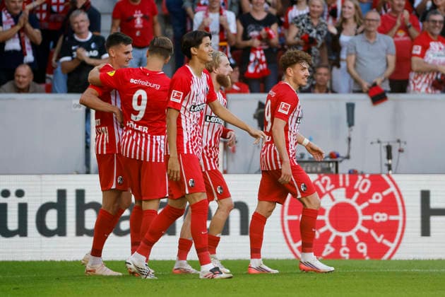 Torjubel SC Freiburg beim 4:0 durch Yannik Engelhardt (SC Freiburg, 16), Freude, Begeisterung, positive Emotionen, Torerfolg , Deutschland, Fussball, 1. Bundesliga, 3.Spieltag, 2026 2027, SC Freiburg vs. Borussia Mönchengladbach, 12.09.2026, Freiburg im Breisgau Europa-Park Stadion Deutschland *** SC Freiburg celebrates Yannik Engelhardt s goal in the 4–0 victory; SC Freiburg, 16; joy, excitement, positive emotions, goal, Germany, soccer, Bundesliga 1, Matchday 3, 2026–2027, SC Freiburg vs. Borussia Mönchengladbach, September 12, 2026, Freiburg im Breisgau, Europa-Park Stadium, Germany Copyright: xGrantxHubbsx