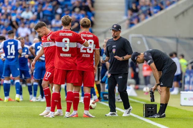 Sebastian Hoeness (VfB Stuttgart, Chef-Trainer) bei der VAR Unterbrechung im Gespraech mit Dzenan Pejcinovic (VfB Stuttgart, 17) Ramon Hendriks (VfB Stuttgart, 03) Finn Jeltsch (VfB Stuttgart, 29) Mimik Gestik, GER, TSG Hoffenheim vs. VfB Stuttgart, Fussball, 1. Bundesliga, 03. Spieltag, Spielzeit 2026 2027, 12.09.2026, DFL DFB REGULATIONS PROHIBIT ANY USE OF PHOTOGRAPHS AS IMAGE SEQUENCES AND OR QUASI-VIDEO, GER, TSG Hoffenheim vs. VfB Stuttgart, Fussball, 1. Bundesliga, 03. Spieltag, Spielzeit 2026 2027, 12.09.2026 Sinsheim *** Sebastian Hoeness of VfB Stuttgart, head coach, speaking with Dzenan Pejcinovic of VfB Stuttgart during the VAR stoppage, 17 Ramon Hendriks of VfB Stuttgart, 03 Finn Jeltsch of VfB Stuttgart, 29 facial expressions and gestures, GER, TSG Hoffenheim vs. VfB Stuttgart, soccer, Bundesliga 1, Matchday 3, 2026–2027 season, September 12, 2026, DFL and DFB regulations prohibit any use of photographs as image sequences and or quasi-video, GER, TSG Hoffenheim vs. VfB Stuttgart, soccer, Bundesliga 1, Matchday 3, 2026–2027 Season, September 12, 2026, Sinsheim Copyright: xEibner-Pressefoto JanixPlessx EP_JPL