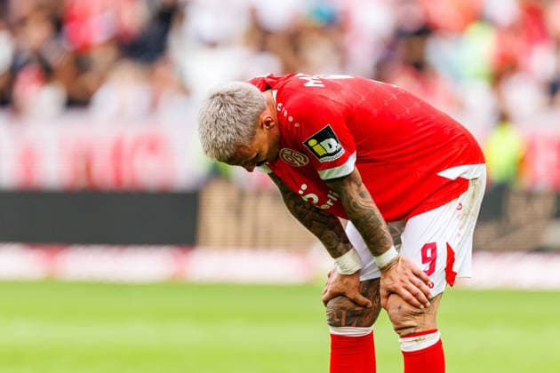 MAINZ, GERMANY - SEPTEMBER 12: Phillip Tietz (1. FSV Mainz 05, 9) and teammates look dejected following the team s defeat during the Bundesliga match between 1. FSV Mainz 05 vs. Eintracht Frankfurt at MEWA Arena on matchday 3 of the 1. Bundesliga on September 12, 2026 in Mainz, Germany. DFL REGULATIONS PROHIBIT ANY USE OF PHOTOGRAPHS AS IMAGE SEQUENCES AND OR QUASI-VIDEO. Rhineland-Palatinate Germany Copyright: xStephanxHahnex
