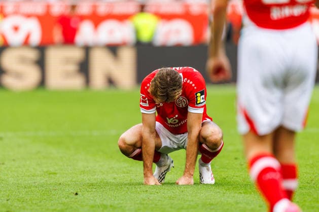 MAINZ, GERMANY - SEPTEMBER 12: Stefan Posch (1. FSV Mainz 05, 4) and teammates look dejected following the team s defeat during the Bundesliga match between 1. FSV Mainz 05 vs. Eintracht Frankfurt at MEWA Arena on matchday 3 of the 1. Bundesliga on September 12, 2026 in Mainz, Germany. DFL REGULATIONS PROHIBIT ANY USE OF PHOTOGRAPHS AS IMAGE SEQUENCES AND OR QUASI-VIDEO. Rhineland-Palatinate Germany Copyright: xStephanxHahnex