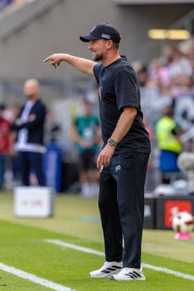 Sebastian Hoeness (VfB Stuttgart, Chef-Trainer) gibt Anweisungen am Rand Mimik Gestik ausgestreckter Arm mit Finger, GER, TSG Hoffenheim vs. VfB Stuttgart, Fussball, 1. Bundesliga, 03. Spieltag, Spielzeit 2026 2027, 12.09.2026, DFL DFB REGULATIONS PROHIBIT ANY USE OF PHOTOGRAPHS AS IMAGE SEQUENCES AND OR QUASI-VIDEO, GER, TSG Hoffenheim vs. VfB Stuttgart, Fussball, 1. Bundesliga, 03. Spieltag, Spielzeit 2026 2027, 12.09.2026 Sinsheim *** Sebastian Hoeness, VfB Stuttgart head coach, gives instructions from the sideline; facial expressions and gestures, including an outstretched arm with a pointed finger; GER; TSG Hoffenheim vs. VfB Stuttgart; soccer; Bundesliga 1; Matchday 3; 2026–2027 season, September 12, 2026, DFL and DFB regulations prohibit any use of photographs as image sequences and or quasi-video, GER, TSG Hoffenheim vs. VfB Stuttgart, soccer, Bundesliga 1, Matchday 3, 2026–2027 Season, September 12, 2026, Sinsheim Copyright: xEibner-Pressefoto JanixPlessx EP_JPL