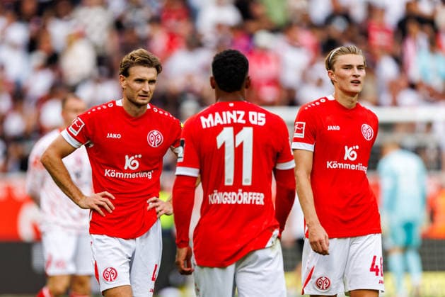 MAINZ, GERMANY - SEPTEMBER 12: Stefan Posch (1. FSV Mainz 05, 4) and teammates look dejected following the team s defeat during the Bundesliga match between 1. FSV Mainz 05 vs. Eintracht Frankfurt at MEWA Arena on matchday 3 of the 1. Bundesliga on September 12, 2026 in Mainz, Germany. DFL REGULATIONS PROHIBIT ANY USE OF PHOTOGRAPHS AS IMAGE SEQUENCES AND OR QUASI-VIDEO. Rhineland-Palatinate Germany Copyright: xStephanxHahnex