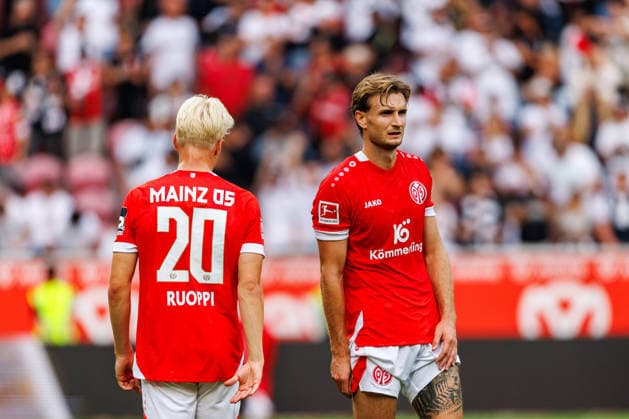 MAINZ, GERMANY - SEPTEMBER 12: Stefan Posch (1. FSV Mainz 05, 4) and teammates look dejected following the team s defeat during the Bundesliga match between 1. FSV Mainz 05 vs. Eintracht Frankfurt at MEWA Arena on matchday 3 of the 1. Bundesliga on September 12, 2026 in Mainz, Germany. DFL REGULATIONS PROHIBIT ANY USE OF PHOTOGRAPHS AS IMAGE SEQUENCES AND OR QUASI-VIDEO. Rhineland-Palatinate Germany Copyright: xStephanxHahnex