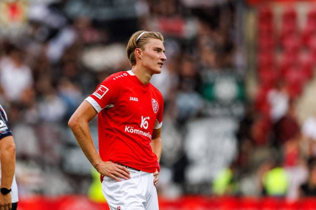 MAINZ, GERMANY - SEPTEMBER 12: Kacper Potulski (1. FSV Mainz 05, 48) and teammates look dejected following the team s defeat during the Bundesliga match between 1. FSV Mainz 05 vs. Eintracht Frankfurt at MEWA Arena on matchday 3 of the 1. Bundesliga on September 12, 2026 in Mainz, Germany. DFL REGULATIONS PROHIBIT ANY USE OF PHOTOGRAPHS AS IMAGE SEQUENCES AND OR QUASI-VIDEO. Rhineland-Palatinate Germany Copyright: xStephanxHahnex