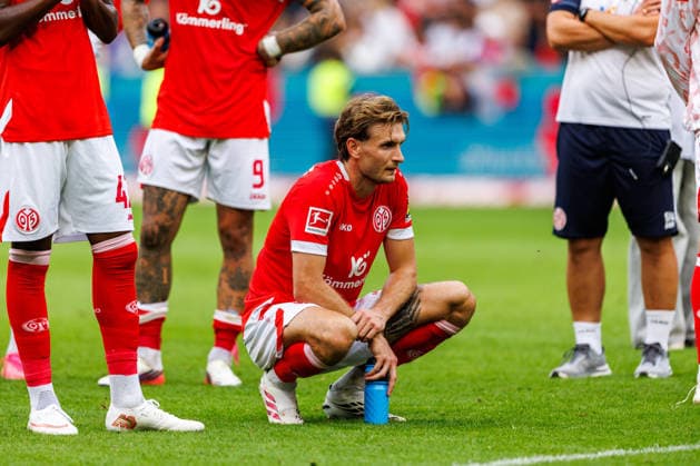 MAINZ, GERMANY - SEPTEMBER 12:Stefan Posch (1. FSV Mainz 05, 4) and teammates look dejected following the team s defeat during the Bundesliga match between 1. FSV Mainz 05 vs. Eintracht Frankfurt at MEWA Arena on matchday 3 of the 1. Bundesliga on September 12, 2026 in Mainz, Germany. DFL REGULATIONS PROHIBIT ANY USE OF PHOTOGRAPHS AS IMAGE SEQUENCES AND OR QUASI-VIDEO. Rhineland-Palatinate Germany Copyright: xStephanxHahnex