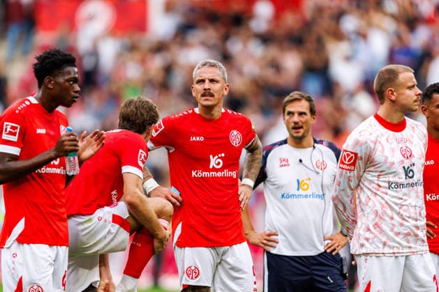 MAINZ, GERMANY - SEPTEMBER 12: Phillip Tietz (1. FSV Mainz 05, 9) and teammates look dejected following the team s defeat during the Bundesliga match between 1. FSV Mainz 05 vs. Eintracht Frankfurt at MEWA Arena on matchday 3 of the 1. Bundesliga on September 12, 2026 in Mainz, Germany. DFL REGULATIONS PROHIBIT ANY USE OF PHOTOGRAPHS AS IMAGE SEQUENCES AND OR QUASI-VIDEO. Rhineland-Palatinate Germany Copyright: xStephanxHahnex