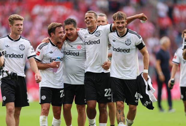 12.09.2026, Fussball Bundesliga, 1. FSV Mainz 05 - Eintracht Frankfurt, v.l., Mario Götze (Eintracht Frankfurt), Co-Trainer Christian Peintinger (Eintracht Frankfurt), Timothy Chandler (Eintracht Frankfurt), Robin Koch (Eintracht Frankfurt) feiern den Sieg DFL DFB REGULATIONS PROHIBIT ANY USE OF PHOTOGRAPHS AS IMAGE SEQUENCES AND OR QUASI-VIDEO. xdcx *** September 12, 2026, Bundesliga Soccer, 1. FSV Mainz 05 vs. Eintracht Frankfurt, from left: Mario Götze (Eintracht Frankfurt), Assistant Coach Christian Peintinger (Eintracht Frankfurt), Timothy Chandler (Eintracht Frankfurt) and Robin Koch (Eintracht Frankfurt) celebrate the victory. DFL and DFB regulations prohibit any use of photographs as image sequences and or quasi-video. xdcx Copyright: HMBxMedia Claus