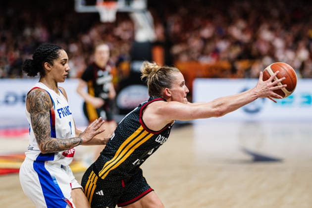 FIBA Women™s Basketball World Cup 2026: Frankreich vs. Deutschland, 12.09.2026 Leonie Fiebich (Deutschland, 13), Gabby Williams (Frankreich, 15); Basketball, FIBA Women™s Basketball World Cup 2026, Final Phase, Halbfinale: Frankreich vs. Deutschland am 12.09.2026 in der Uber Arena, Berlin Copyright: xBEAUTIFULxSPORTS Tonhäuserx
