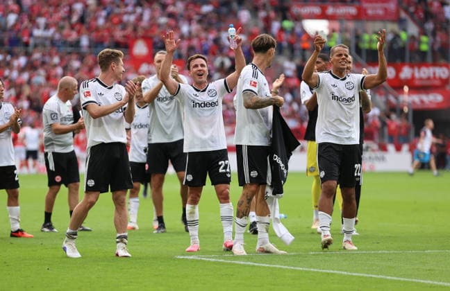 12.09.2026, Fussball Bundesliga, 1. FSV Mainz 05 - Eintracht Frankfurt, v.l., Elias Baum (Eintracht Frankfurt), Mario Götze (Eintracht Frankfurt), Robin Koch (Eintracht Frankfurt), Timothy Chandler (Eintracht Frankfurt) feiern mit den Fans, celebrate with the fans DFL DFB REGULATIONS PROHIBIT ANY USE OF PHOTOGRAPHS AS IMAGE SEQUENCES AND OR QUASI-VIDEO. xdcx *** September 12, 2026, Bundesliga Soccer, 1 FSV Mainz 05 vs. Eintracht Frankfurt, from left: Elias Baum (Eintracht Frankfurt), Mario Götze (Eintracht Frankfurt), Robin Koch (Eintracht Frankfurt), Timothy Chandler (Eintracht Frankfurt) celebrating with the fans. DFL and DFB regulations prohibit any use of photographs as image sequences and or quasi-video. xdcx Copyright: HMBxMedia Claus