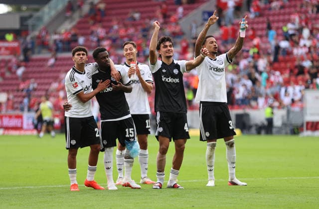 12.09.2026, Fussball Bundesliga, 1. FSV Mainz 05 - Eintracht Frankfurt, v.l., Ayoube Amaimouni-Echghouyab (Eintracht Frankfurt), Noel Aseko (Eintracht Frankfurt), Can Uzun (Eintracht Frankfurt), Jeremiaha Maluze (Eintracht Frankfurt) feiern mit den Fans, celebrate with the fans DFL DFB REGULATIONS PROHIBIT ANY USE OF PHOTOGRAPHS AS IMAGE SEQUENCES AND OR QUASI-VIDEO. xdcx *** September 12, 2026, Bundesliga, 1 FSV Mainz 05 vs. Eintracht Frankfurt, from left: Ayoube Amaimouni Echghouyab (Eintracht Frankfurt), Noel Aseko, Eintracht Frankfurt; Can Uzun, Eintracht Frankfurt; Jeremiaha Maluze, Eintracht Frankfurt, celebrating with the fans. DFL and DFB regulations prohibit any use of photographs as image sequences and or quasi-video. xdcx Copyright: HMBxMedia Claus