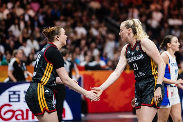 FIBA Women™s Basketball World Cup 2026: Frankreich vs. Deutschland, 12.09.2026 Lina Sontag (Deutschland, 24), Marie Gülich (Deutschland, 21) klatschen sich ab; Basketball, FIBA Women™s Basketball World Cup 2026, Final Phase, Halbfinale: Frankreich vs. Deutschland am 12.09.2026 in der Uber Arena, Berlin Copyright: xBEAUTIFULxSPORTS Tonhäuserx
