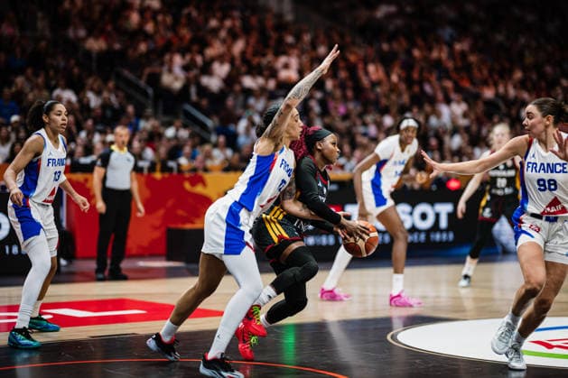 FIBA Women™s Basketball World Cup 2026: Frankreich vs. Deutschland, 12.09.2026 Gabby Williams (Frankreich, 15) gegen Alexis Peterson (Deutschland, 1); Basketball, FIBA Women™s Basketball World Cup 2026, Final Phase, Halbfinale: Frankreich vs. Deutschland am 12.09.2026 in der Uber Arena, Berlin Copyright: xBEAUTIFULxSPORTS Tonhäuserx
