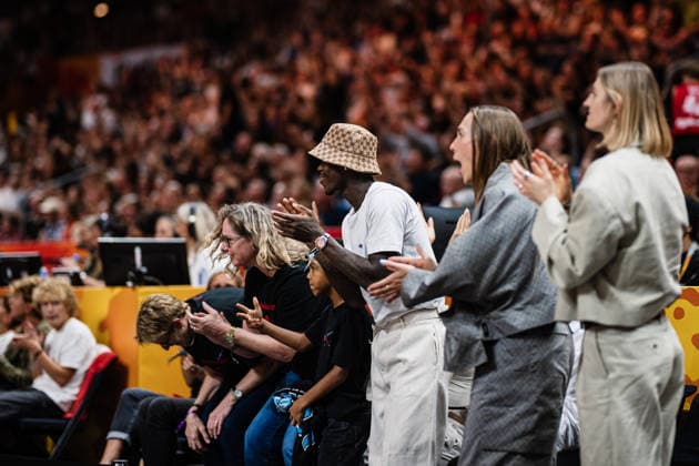 FIBA Women™s Basketball World Cup 2026: Frankreich vs. Deutschland, 12.09.2026 Dennis Schröder klatscht; Basketball, FIBA Women™s Basketball World Cup 2026, Final Phase, Halbfinale: Frankreich vs. Deutschland am 12.09.2026 in der Uber Arena, Berlin Copyright: xBEAUTIFULxSPORTS Tonhäuserx