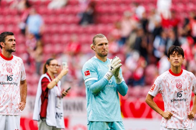 MAINZ, GERMANY - SEPTEMBER 12: Robin Zentner (1. FSV Mainz 05, 27) and teammates look dejected following the team s defeat during the Bundesliga match between 1. FSV Mainz 05 vs. Eintracht Frankfurt at MEWA Arena on matchday 3 of the 1. Bundesliga on September 12, 2026 in Mainz, Germany. DFL REGULATIONS PROHIBIT ANY USE OF PHOTOGRAPHS AS IMAGE SEQUENCES AND OR QUASI-VIDEO. Rhineland-Palatinate Germany Copyright: xStephanxHahnex