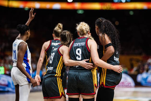 FIBA Women™s Basketball World Cup 2026: Frankreich vs. Deutschland, 12.09.2026 Das deutsche Team umarmt sich, Britta Daub (Deutschland, 19), Emma Eichmeyer (Deutschland, 9), Nyara Sabally (Deutschland, 8); Basketball, FIBA Women™s Basketball World Cup 2026, Final Phase, Halbfinale: Frankreich vs. Deutschland am 12.09.2026 in der Uber Arena, Berlin Copyright: xBEAUTIFULxSPORTS Tonhäuserx
