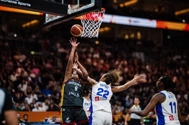 FIBA Women™s Basketball World Cup 2026: Frankreich vs. Deutschland, 12.09.2026 Nyara Sabally (Deutschland, 8), Marieme Badiane (Frankreich, 22); Basketball, FIBA Women™s Basketball World Cup 2026, Final Phase, Halbfinale: Frankreich vs. Deutschland am 12.09.2026 in der Uber Arena, Berlin Copyright: xBEAUTIFULxSPORTS Tonhäuserx