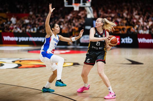 FIBA Women™s Basketball World Cup 2026: Frankreich vs. Deutschland, 12.09.2026 Marie Gülich (Deutschland, 21), Janelle Salaun (Frankreich, 13); Basketball, FIBA Women™s Basketball World Cup 2026, Final Phase, Halbfinale: Frankreich vs. Deutschland am 12.09.2026 in der Uber Arena, Berlin Copyright: xBEAUTIFULxSPORTS Tonhäuserx