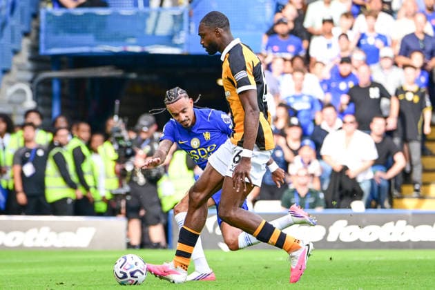 Chelsea v Hull City, Premier League Chelsea defender Malo Gusto (27) battles for possession with Hull City defender Semi Ajayi (6) during the Premier League match between Chelsea and Hull City at Stamford Bridge, London, UK on 12 September 2026. London Stamford Bridge Greater London UK Editorial use only DataCo restrictions apply See www.football-dataco.com , Copyright: xDennisxGoodwinx PSI-24862-0040