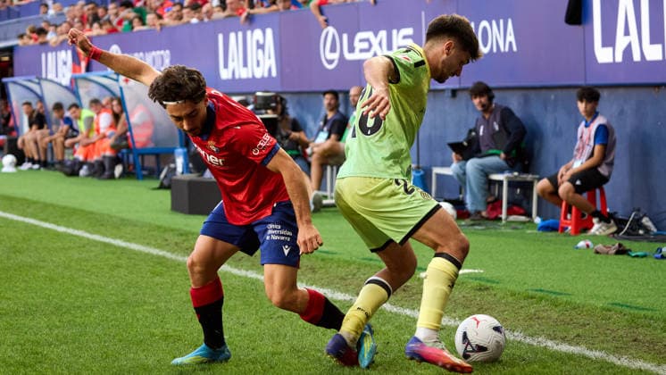 LaLiga EASports 2026 27 CA Osasuna v RCD Espanyol Raul Moro (18. OSA) (L) makes a tackle on Javi Hernandez (28. ESP) (R) during the LaLiga EA Sports match between CA Osasuna and RCD Espanyol played at El Sadar in Pamplona. Credit: Inigo Alzugaray Agencia LOF Pamplona LaLiga EASports 2026 27 CA Osasuna v RCD Espanyol