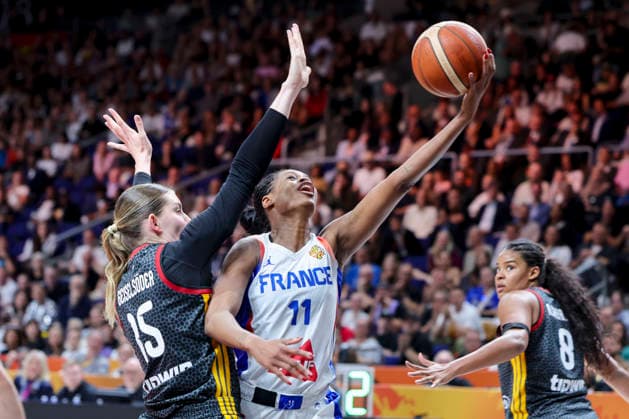 Luisa Geiselsoder (Germany) und Valeriane Ayayi (France) battle for the ball during the FIBA Women s Basketball World Cup Germany 2026 semifinals match between France and Germany at Berlin Arena on September 12, 2026 in Berlin, Germany. (Photo by Marco Steinbrenner DeFodi Images) -
