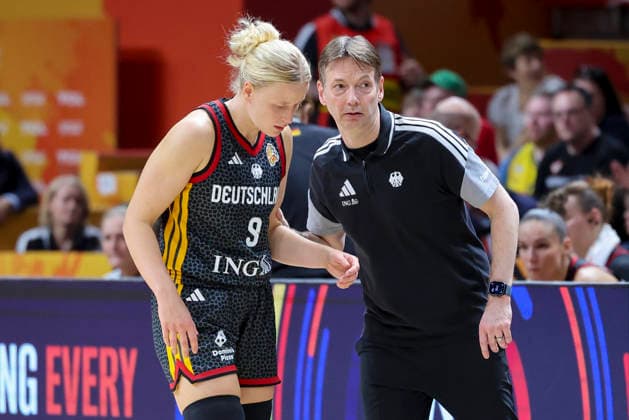 Emma Eichmeyer (Germany) und Bundestrainer Olaf Lange (Germany) talk together during the FIBA Women s Basketball World Cup Germany 2026 semifinals match between France and Germany at Berlin Arena on September 12, 2026 in Berlin, Germany. (Photo by Marco Steinbrenner DeFodi Images) -