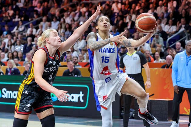Emma Eichmeyer (Germany) und Gabby Williams (France) battle for the ball during the FIBA Women s Basketball World Cup Germany 2026 semifinals match between France and Germany at Berlin Arena on September 12, 2026 in Berlin, Germany. (Photo by Marco Steinbrenner DeFodi Images) -