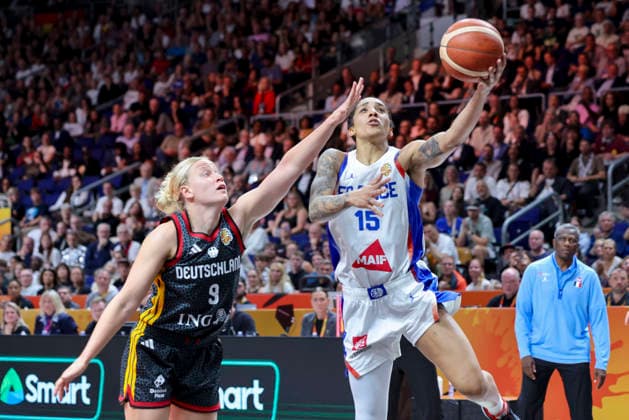 Emma Eichmeyer (Germany) und Gabby Williams (France) battle for the ball during the FIBA Women s Basketball World Cup Germany 2026 semifinals match between France and Germany at Berlin Arena on September 12, 2026 in Berlin, Germany. (Photo by Marco Steinbrenner DeFodi Images) -
