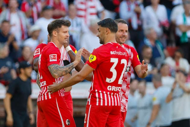 Lukas Kübler, Kubler (SC Freiburg, 17), Vincenzo Grifo (SC Freiburg, 32) und Christian Günter, Gunter (SC Freiburg, 30) nach dem Spiel , Deutschland, Fussball, 1. Bundesliga, 3.Spieltag, 2026 2027, SC Freiburg vs. Borussia Mönchengladbach, 12.09.2026, Freiburg im Breisgau Europa-Park Stadion Deutschland *** Lukas Kübler, Kübler SC Freiburg, 17, Vincenzo Grifo SC Freiburg, 32, and Christian Günter, Günter SC Freiburg, 30, after the game, Germany, soccer, Bundesliga 1, Matchday 3, 2026–2027, SC Freiburg vs. Borussia Mönchengladbach, September 12, 2026, Freiburg im Breisgau, Europa-Park Stadium, Germany Copyright: xGrantxHubbsx