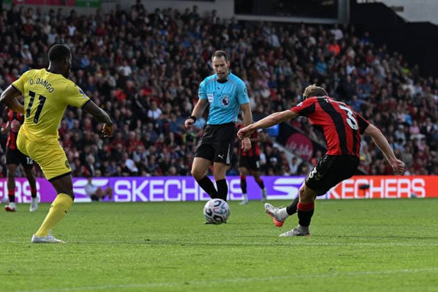 Bournemouth v Brentford Premier League Adrien Truffert of Bournemouth shoots during the Premier League match at the Vitality Stadium, Bournemouth 12 09 2026 UK Newspapers OUT Copyright: xJeremyxLandeyx FIL-23934-0045