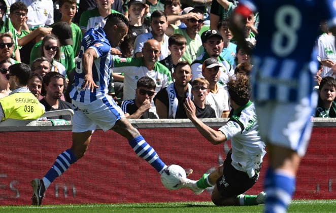 ESP: LaLiga EA Sports Racing Santander v Deportivo Alaves Mariano Diaz Mejia of Alaves and Pablo Ramon Parra of Racing de Santander during LaLiga EA Sports between Racing Santander v Deportivo Alaves played at Campos de de El Sardinero Stadium in Cantabria on September 12, 2026 in Spain Spain Futbol Copyright: xAgenciaxLOFx