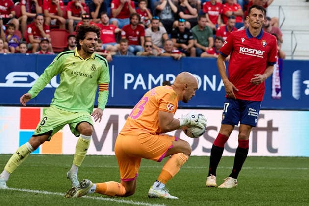 LaLiga EASports 2026 27 CA Osasuna v RCD Espanyol Marko Dmitrovic (13. ESP) in action during the LaLiga EA Sports match between CA Osasuna and RCD Espanyol played at El Sadar in Pamplona. Leandro Cabrera (6. ESP) (L) and Ante Budimir (17. OSA) (R) are also visible in the image. Credit: Inigo Alzugaray Agencia LOF Pamplona LaLiga EASports 2026 27 CA Osasuna v RCD Espanyol