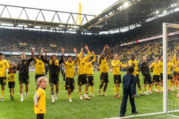 Deutschland: Bundesliga 2026 2027 3. Spieltag, Borussia Dortmund vs. SC Paderborn 07 , Samstag, 12.09.2026 Signal Iduna Park, Nordrhein-Westfalen Die Mannschaft jubelt nach Abpfiff vor den Fans Fabio Silva (Borussia Dortmund, 21) Serhou Guirassy (Borussia Dortmund, 9) *** Germany Bundesliga 2026–2027, Matchday 3, Borussia Dortmund vs. SC Paderborn 07, Saturday, September 12, 2026, Signal Iduna Park, North Rhine-Westphalia. The team celebrates in front of the fans after the final whistle: Fabio Silva (Borussia Dortmund), 21; Serhou Guirassy (Borussia Dortmund), 9 Copyright: xCelinaxLeiersx