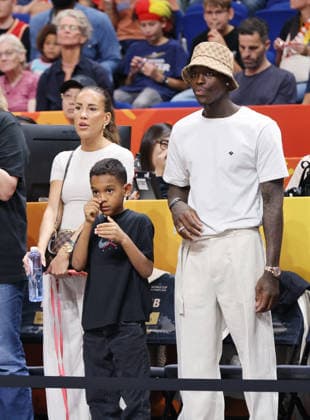 NBA, Basketball Herren, USA Profi Dennis Schröder mit Ehefrau Ellen und Sohn Dennis fiebern mit Basketball FIBA World Cup Weltmeisterschaft Frauen WM Halbfinale Saison 2026 2027 12.09.2026 Frankreich FRA vs DBB Deutschland GER