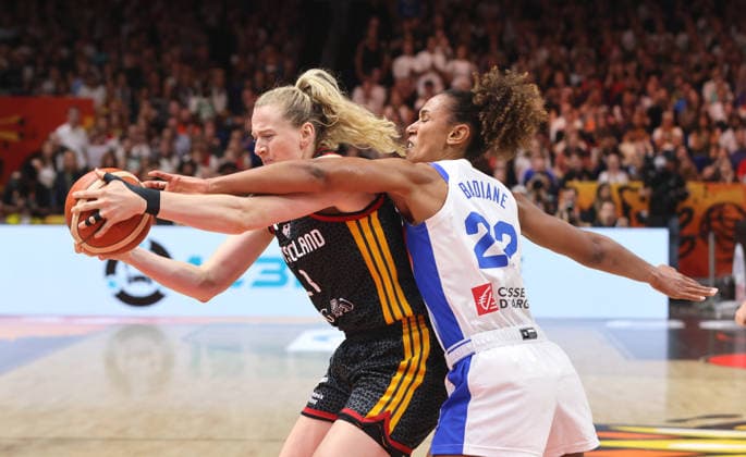Marie Gülich am Ball, Marieme Badiane Zweikampf Spielszene Aktion Basketball FIBA World Cup Weltmeisterschaft Frauen WM Halbfinale Saison 2026 2027 12.09.2026 Frankreich FRA vs DBB Deutschland GER