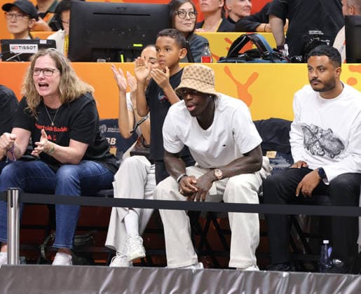 NBA, Basketball Herren, USA Profi Dennis Schröder mit Ehefrau Ellen und Sohn Dennis fiebern mit Basketball FIBA World Cup Weltmeisterschaft Frauen WM Halbfinale Saison 2026 2027 12.09.2026 Frankreich FRA vs DBB Deutschland GER