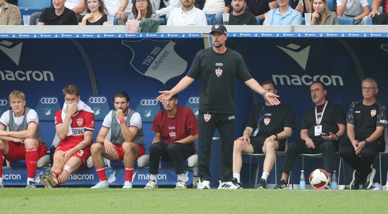 Sinsheim , Fußball Bundesliga TSG 1899 Hoffenheim vs. VfB Stuttgart , Enttäuschung VfB , Trainer Sebastian Hoeneß *** Sinsheim, Bundesliga Soccer: TSG 1899 Hoffenheim vs. VfB Stuttgart, Disappointment for VfB, Coach Sebastian Hoeneß